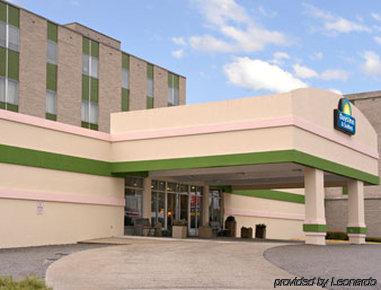 Elkins Inn And Suites Екстер'єр фото